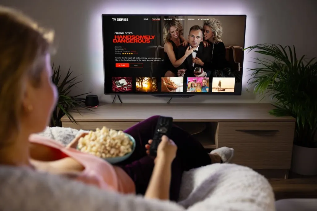 Família portuguesa a ver televisão de Portugal em casa na Suíça